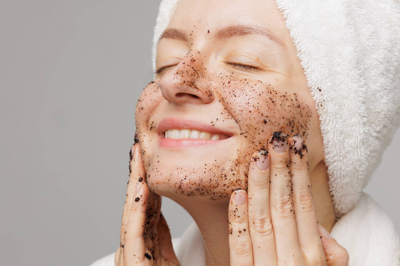Yorgun ve donuk ciltlere anında canlılık katan 3 ev yapımı peeling tarifi