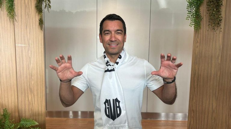 Beşiktaş’ın yeni teknik direktörü van Bronckhorst İstanbul’a geldi!
