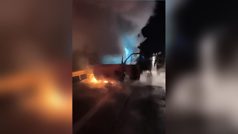 Hareket eden minibüs alevlere teslim oldu