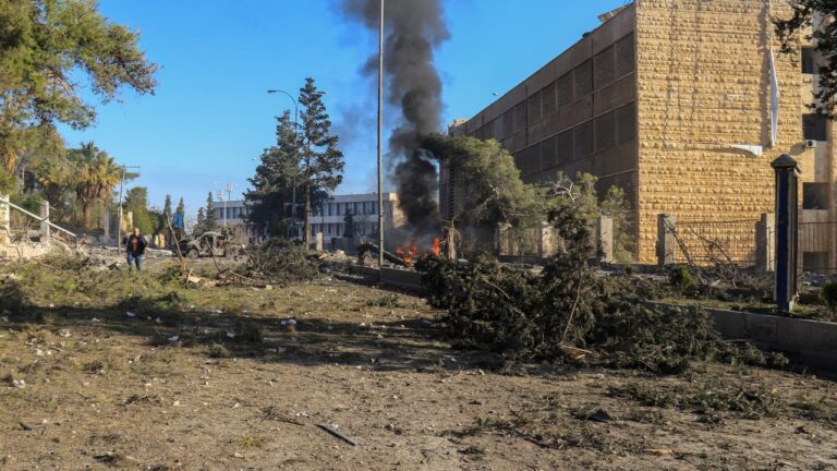 Rus uçakları Halep'teki hastaneye saldırdı