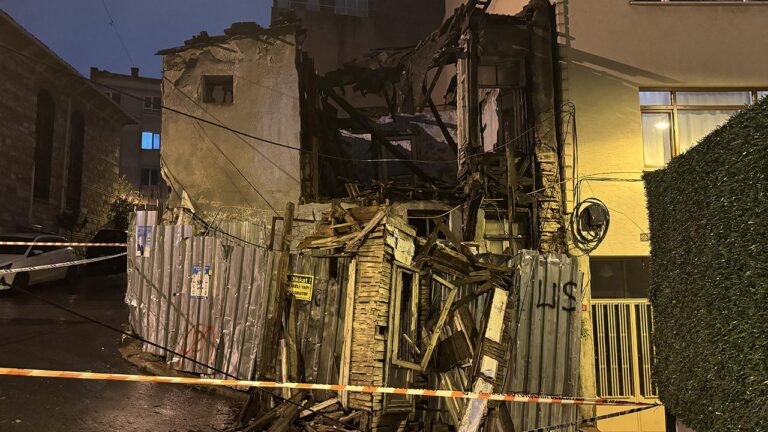 Beyoğlu'nda terk edilmiş bir binada kısmi çökme