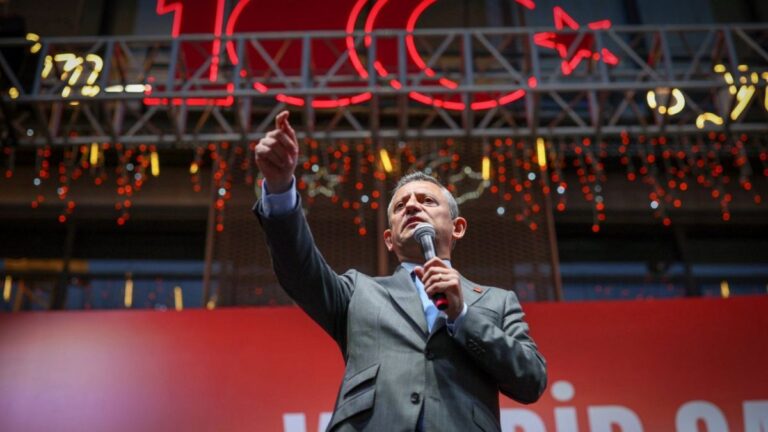 CHP lideri Özel, yarın DEM partisi heyetiyle görüşecek