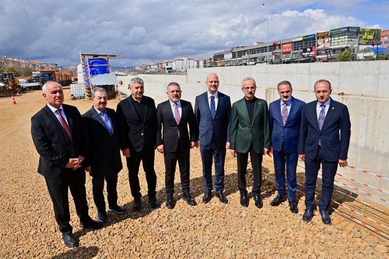 Ulaşım ve Altyapı Bakanı Uraloğlu, Senkronlerin Osb-Yenikent-Kaza Soda Demiryolu Projesi'nin eserlerini inceledi