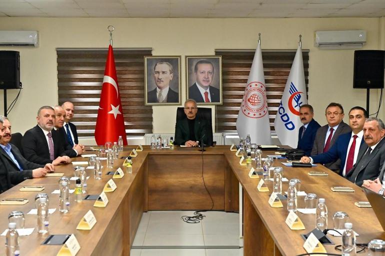 Ulaşım ve Altyapı Bakanı Uraloğlu, Senkronlerin Osb-Yenikent-Kaza Soda Demiryolu Projesi'nin eserlerini inceledi