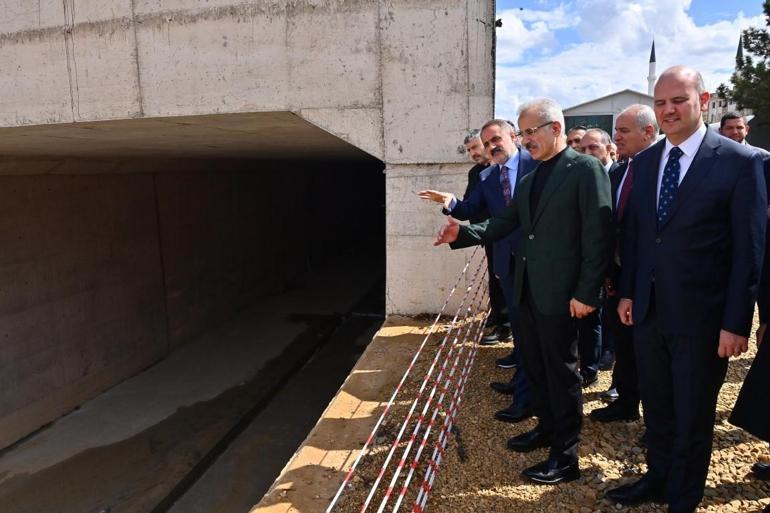 Ulaşım ve Altyapı Bakanı Uraloğlu, Senkronlerin Osb-Yenikent-Kaza Soda Demiryolu Projesi'nin eserlerini inceledi