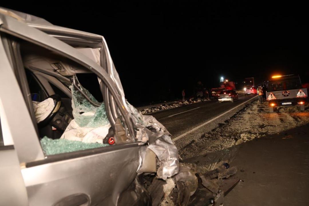 Otomobil ve minibüs kafa ile çarpıştı -a -testi: 2 tanesi ağır 5 yaralı 3