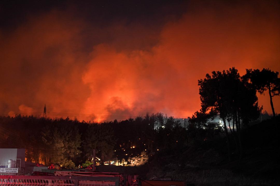 Minibüs ateşindeki Izmir Buca ormana atladı! Hava ve kara müdahale 4